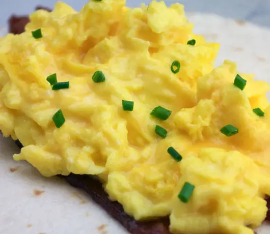 Quick Scrambled Eggs With Cheese