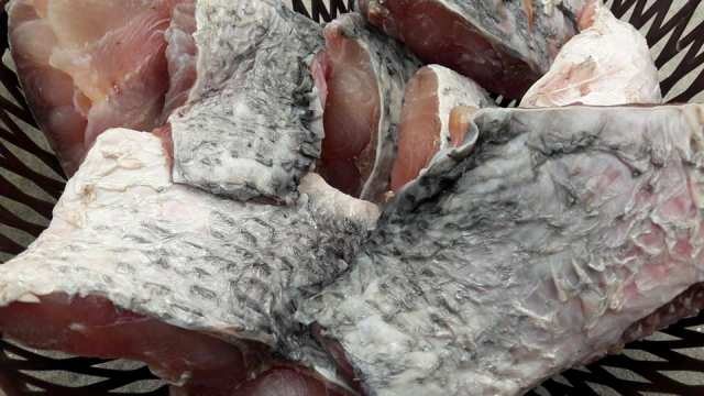 How to remove odour from fish before cooking